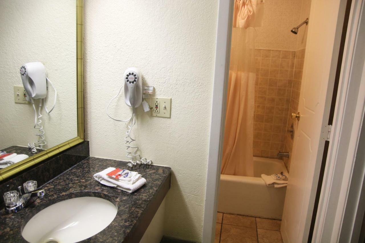 Imperial Inn Grand Blanc Esterno foto