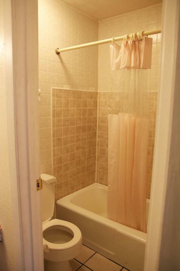 Imperial Inn Grand Blanc Esterno foto
