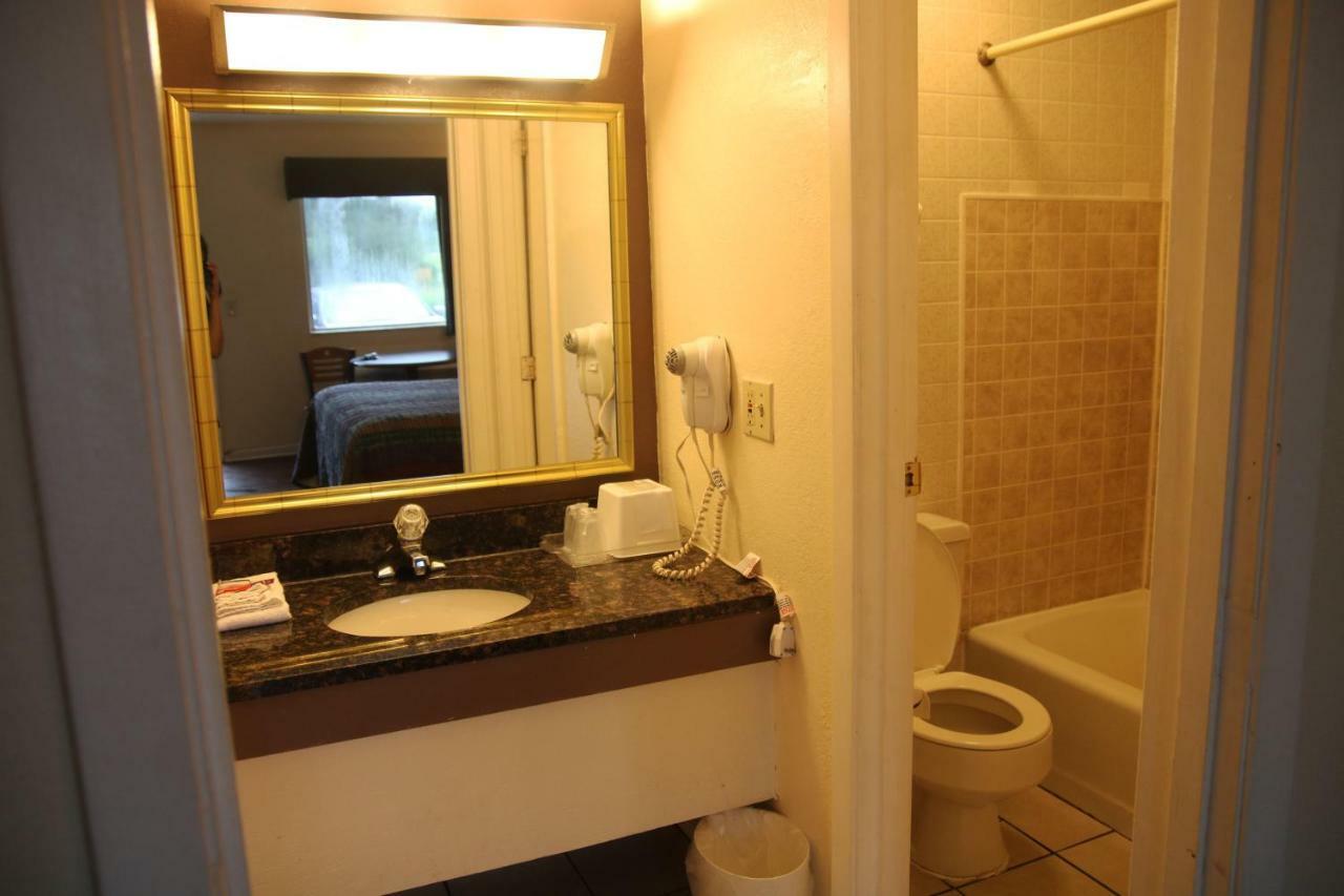 Imperial Inn Grand Blanc Esterno foto